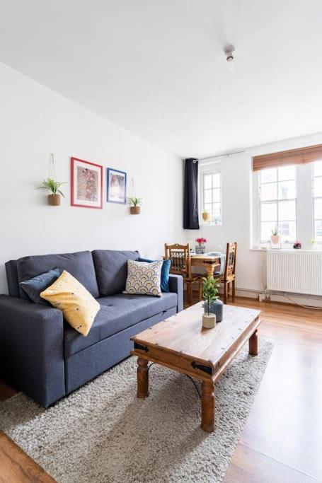 Cozy Apt In Central Лондон Екстериор снимка