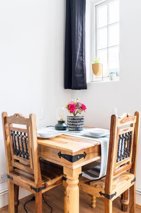 Cozy Apt In Central Лондон Екстериор снимка