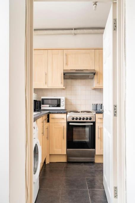 Cozy Apt In Central Лондон Екстериор снимка
