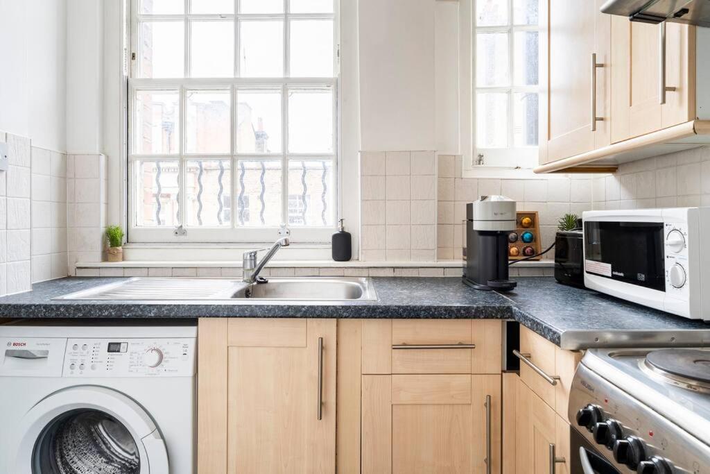 Cozy Apt In Central Лондон Екстериор снимка