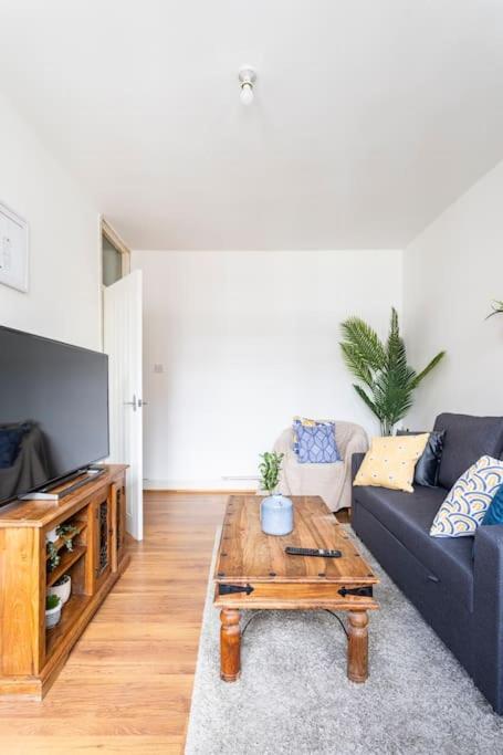 Cozy Apt In Central Лондон Екстериор снимка