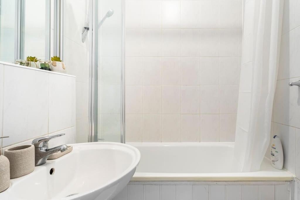 Cozy Apt In Central Лондон Екстериор снимка