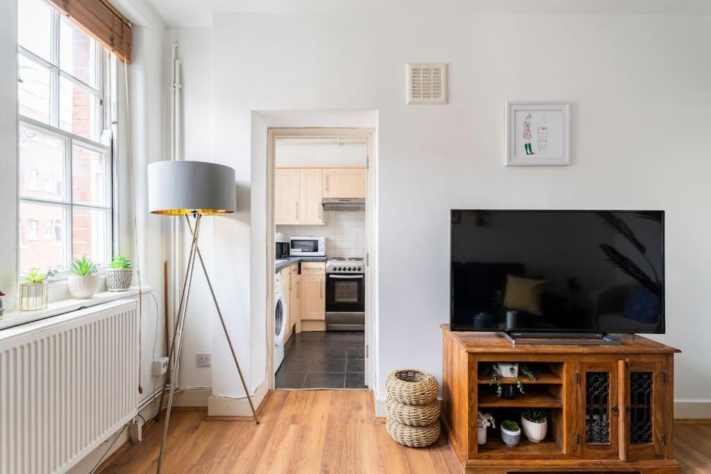 Cozy Apt In Central Лондон Екстериор снимка